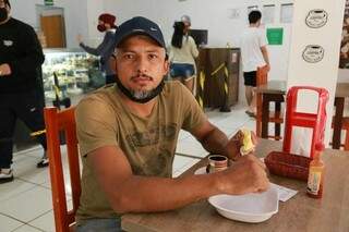 Maicon Camargo aproveitou o café da manhã para torcer pelo Brasil. (Foto: Kísie Ainoã)