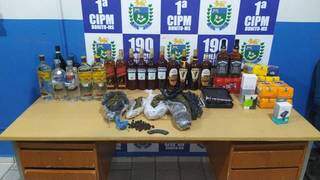 Bebidas alcoólicas e drogas foram apreendidas pela Polícia Militar. (Foto: Divulgação/Polícia Militar)