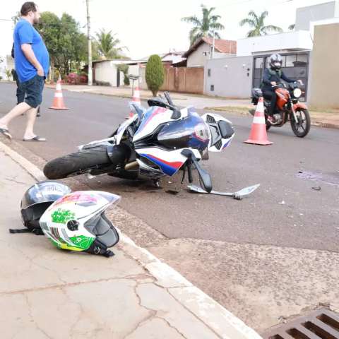 Motociclista sofre v&aacute;rias fraturas ao bater na lateral de carro