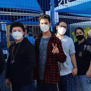 Dobrando quarteir&atilde;o, fila de bazar tem briga e fam&iacute;lia que chegou meia-noite