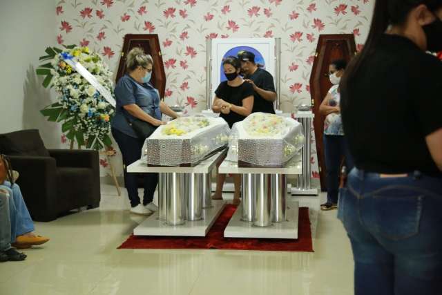 Com indigna&ccedil;&atilde;o e pedidos de justi&ccedil;a, fam&iacute;lia se despede de mortos na Assaf Trad