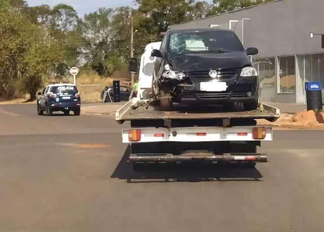Pol&iacute;cia localiza carro que pode ter causado acidente com 2 mortos