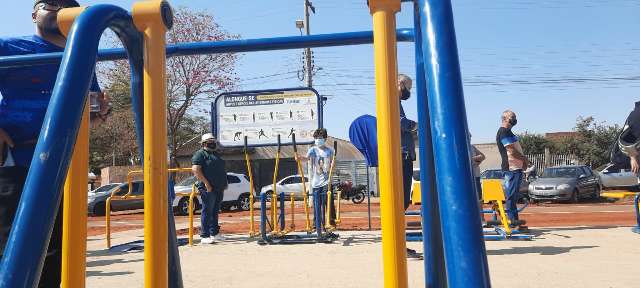 &Aacute;rea de mato alto e tradicional &quot;desova&quot; vira academia ao ar livre ap&oacute;s limpeza