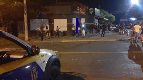 Tabacaria &eacute; flagrada fora do toque de recolher e 2 v&atilde;o parar na delegacia