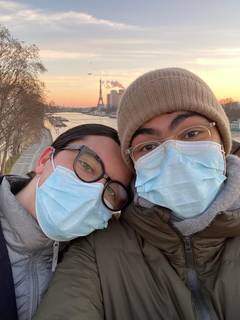 Harold e Luiz durante passeio próximo ao Rio Sena, em Paris. (Foto: Arquivo Pessoal)
