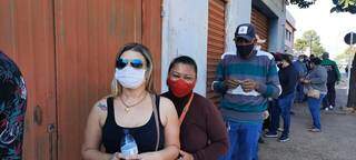 Dobrando quarteirão, fila de bazar tem briga e família que chegou meia-noite Dobrando quarteirão, fila de bazar tem briga e família que chegou meia-noite