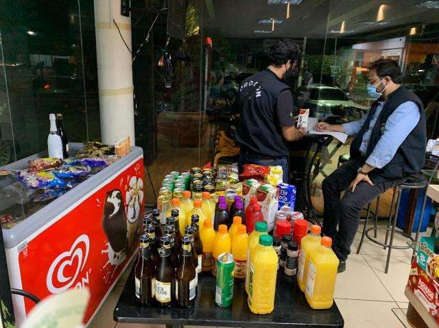 Posto de combust&iacute;veis &eacute; autuado pelo Procon por vender itens fora da validade
