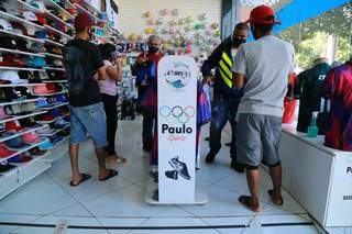 Clientes em galeria esportiva na região central de Campo Grande. (Foto: Kísie Ainoã)