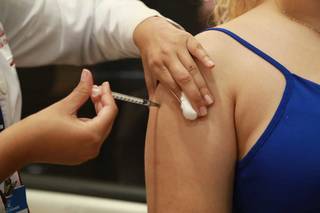 Vacina contra a covid-19 é aplicada; imunizantes reduzem chance do indivíduo ter casos graves da doença (Foto: Kísie Ainoã/Arquivo)