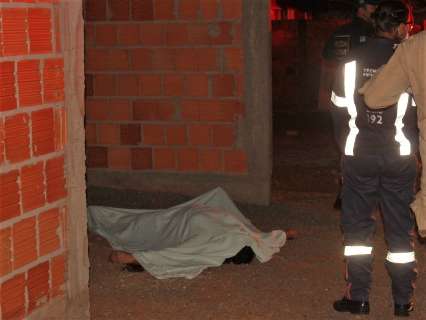 Mulher morre e homem &eacute; socorrido ap&oacute;s tiros em resid&ecirc;ncia
