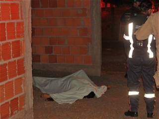 Mulher morreu e homem foi socorrido após tiros em residência, na cidade de Nova Andradina. (Foto: Luis Gustavo/Jornal da Nova)