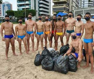 Misters na edição em Recife aproveitaram para recolher lixo na praia. (Foto: Arquivo Pessoal)