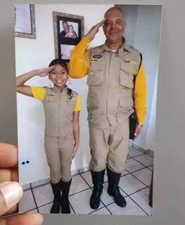 Para &Eacute;der, alegria &eacute; dividir amor pela farda &ldquo;amarelinha&rdquo; com filha