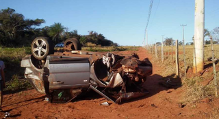 Tr&ecirc;s ficam feridos e ve&iacute;culo destru&iacute;do ap&oacute;s capotagem em estrada 