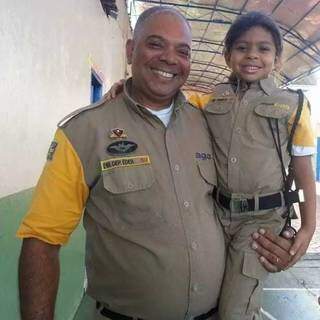 Para &Eacute;der, alegria &eacute; dividir amor pela farda &ldquo;amarelinha&rdquo; com filha