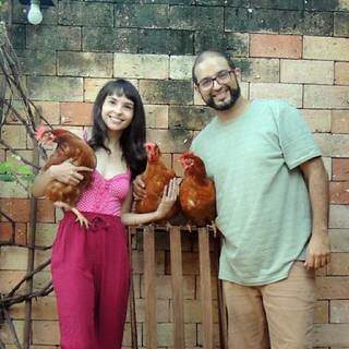 Bárbara Ellen e marido Lincoln Gouveia com as galinhas de estimação. (Foto: Arquivo Pessoal)