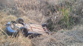 Carro parou com as quatro rodas para cima em área de vegetação. (Foto: Direto das Ruas/Jatobá News)