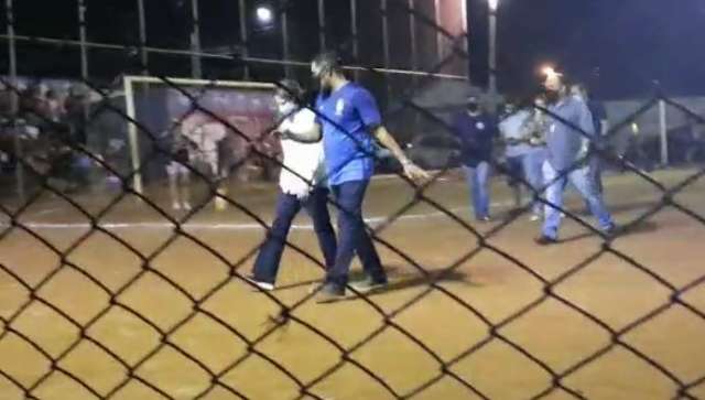 Ministra surpreende torcida em final do futebol no terrão