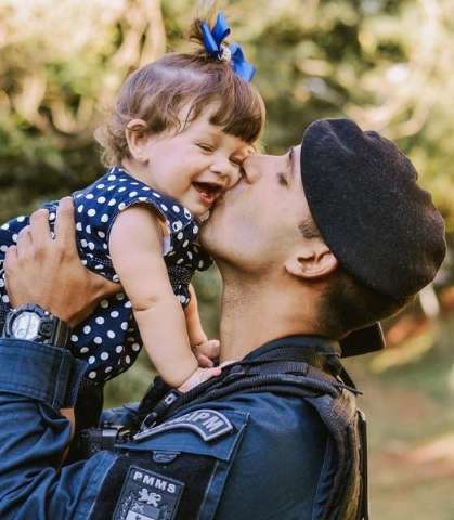 Em fotos com os filhos, pol&iacute;cia faz homenagem aos pais dur&otilde;es que s&atilde;o puro afeto