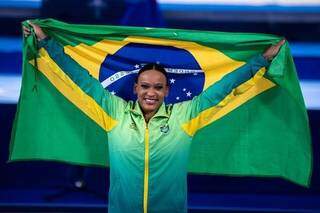Ginasta Rebeca Andrade foi a encarregada de ser a porta-bandeira brasileira no encerramento (Foto: Miriam Jeske/COB/Arquivo)