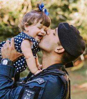 Em fotos com os filhos, pol&iacute;cia faz homenagem aos pais dur&otilde;es que s&atilde;o puro afeto