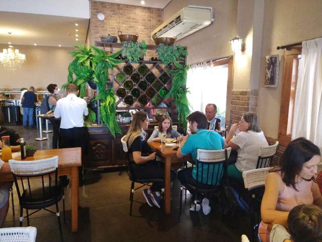 Fam&iacute;lias apostam na imuniza&ccedil;&atilde;o para comemorar Dia dos Pais em restaurantes