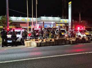 Policiais militares de São Paulo com carga de droga apreendida. (Foto: Divulgação)
