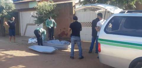 Rapaz é encontrado por vizinhos degolado e morto na calçada