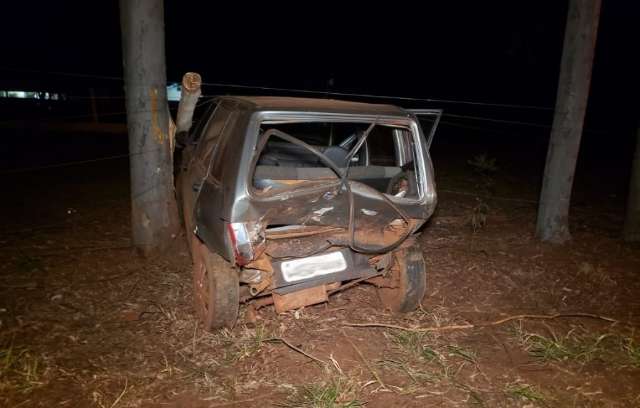 Crianças ficam feridas em acidente com carro destruído em cerca