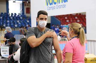 Jovem recebe vacina no Guanandizão. (Foto: Paulo Francis)