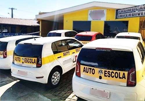 Autoescola &eacute; autuada por venda casada e funcionamento com alvar&aacute; vencido