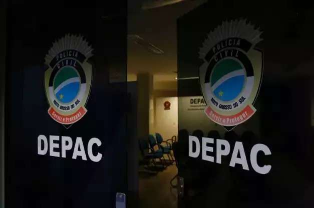 Homem &eacute; preso depois de quebrar janela e &quot;pescar&quot; produtos de loja
