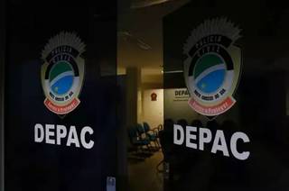 Homem &eacute; preso depois de quebrar janela e &quot;pescar&quot; produtos de loja