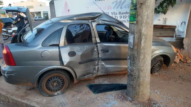 Ao desviar de buraco sinalizado, jovem acerta carro em poste na Bandeirantes