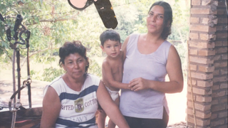Cainã no meio, ainda criança, ao lado de mãe e avó. (Foto: Reprodução Youtube)