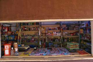 Além das bebidas, Ramão também tem uma vendinha com alguns itens disponíveis. (Foto: Paulo Francis)