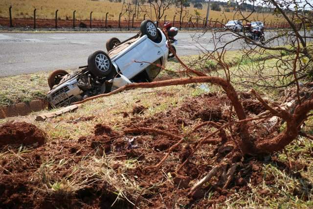 Carro atinge árvore, capota e vai parar em valeta na saída para Terenos