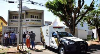 Carro do IML na manhã de hoje em frente a residência da família. (Foto: DaniloMartins/OBemdito)