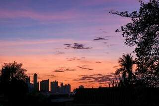 Céu de poucas nuvens nesta manhã, na Avenida Fernando Corrêa da Costa. (Foto: Henrique Kawaminami)