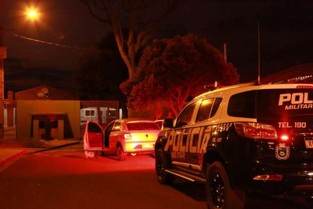 Com faca, trio rouba carro, usa cart&atilde;o de v&iacute;tima e um vai preso ap&oacute;s persegui&ccedil;&atilde;o