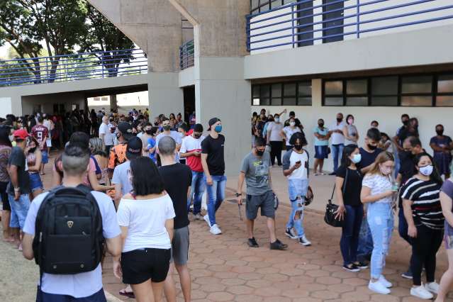 Jovens comemoram imuniza&ccedil;&atilde;o ap&oacute;s &ldquo;todos em casa&rdquo; estarem vacinados 
