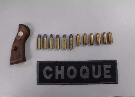 Marido envia foto de mulher presa em motel com arma na cabe&ccedil;a