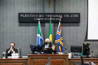 Ao centro, juiz Aluízio Pereira dos Santos durante sessão. (Foto: Henrique Kawaminami/Arquivo)