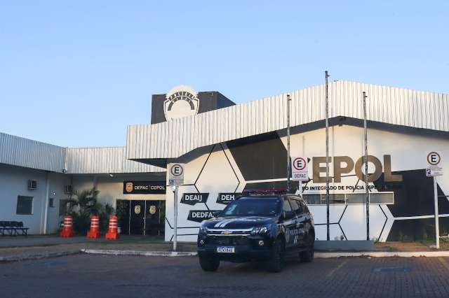 Pol&iacute;cia fecha boca de fumo monitorada por l&acirc;mpada espi&atilde; e prende dois