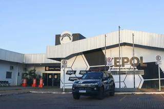 Pol&iacute;cia fecha boca de fumo monitorada por l&acirc;mpada espi&atilde; e prende dois