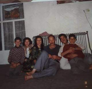 Saeed de vermelho à direita com alguns familiares no Irã. (Foto: Arquivo Pessoal)