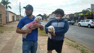 Fabio levou os poodles para tomar a dose, assim que viu os agentes na rua. (Foto: Cristiano Arruda)