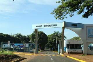 Entrada do campus Cidade Universitária, em Campo Grande. (Foto: Kisiê Ainoã | Arquivo)