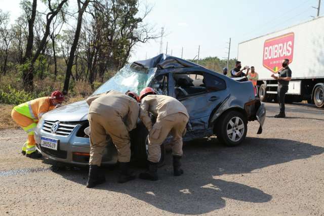 Mulher morre, ap&oacute;s carro ser atingido por caminh&atilde;o na sa&iacute;da para Tr&ecirc;s Lagoas