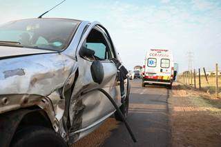 Ford Ka ficou com a lateral destruída. Motorista foi socorrido pela CCR. (Foto: Henrique Kawaminami)